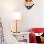 Sweet 1 Bdr W/ Balcony By Lovelystay